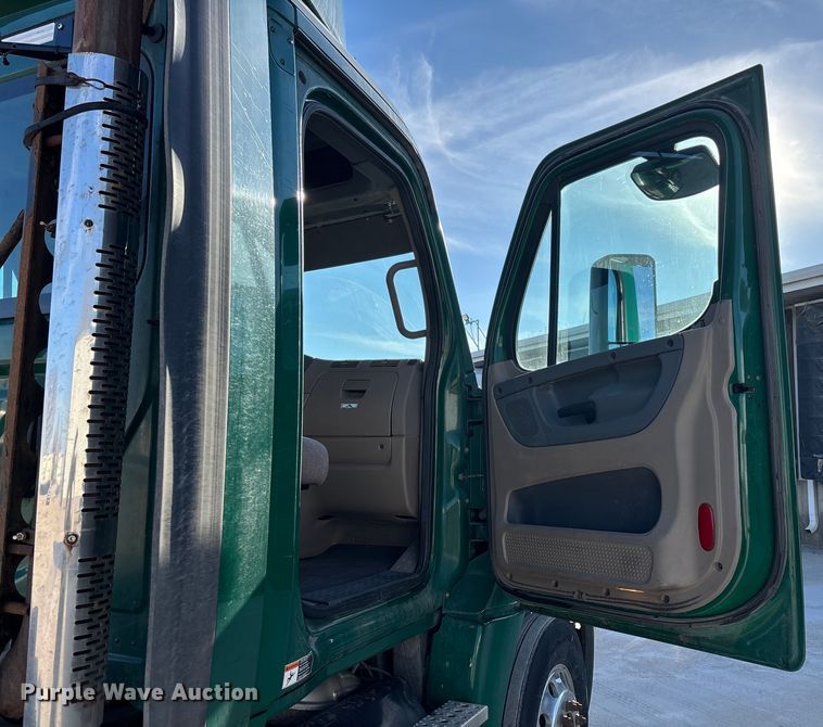 image for item FG1022 2017 Freightliner Cascadia 125 semi truck