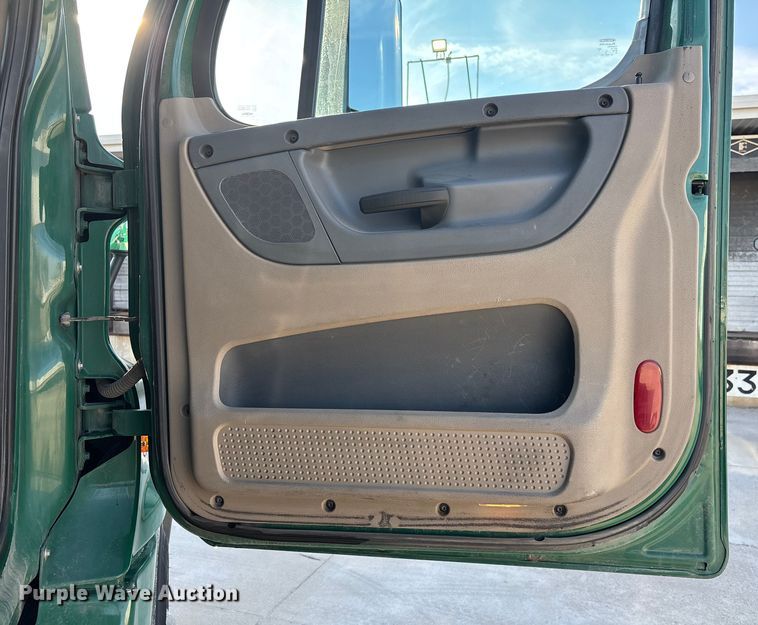 image for item FG1022 2017 Freightliner Cascadia 125 semi truck