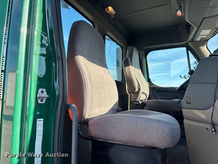 image for item FG1022 2017 Freightliner Cascadia 125 semi truck