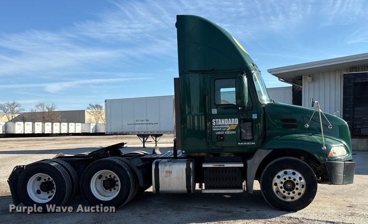 image for item FG1023 2016 Mack CXU613 semi truck