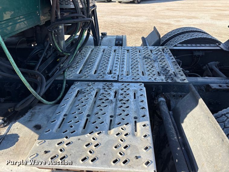 image for item FG1023 2016 Mack CXU613 semi truck