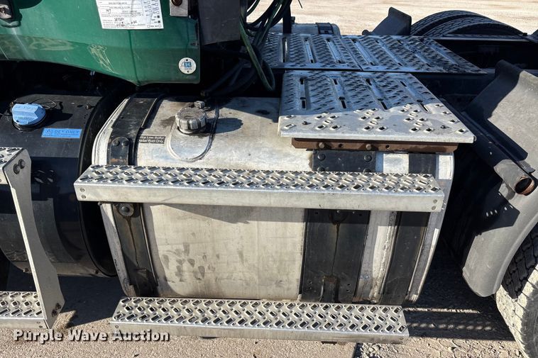 image for item FG1023 2016 Mack CXU613 semi truck