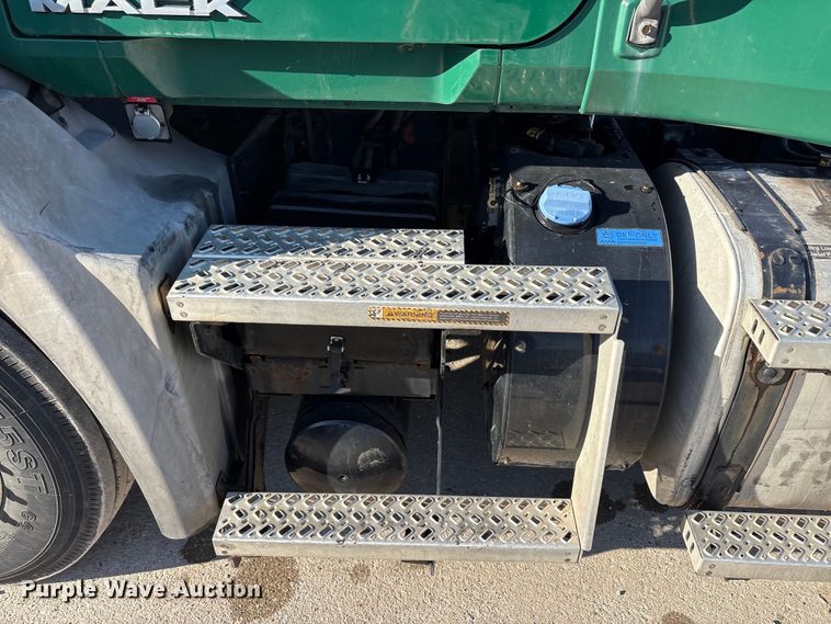 image for item FG1023 2016 Mack CXU613 semi truck