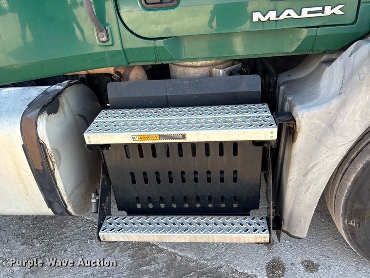 image for item FG1023 2016 Mack CXU613 semi truck