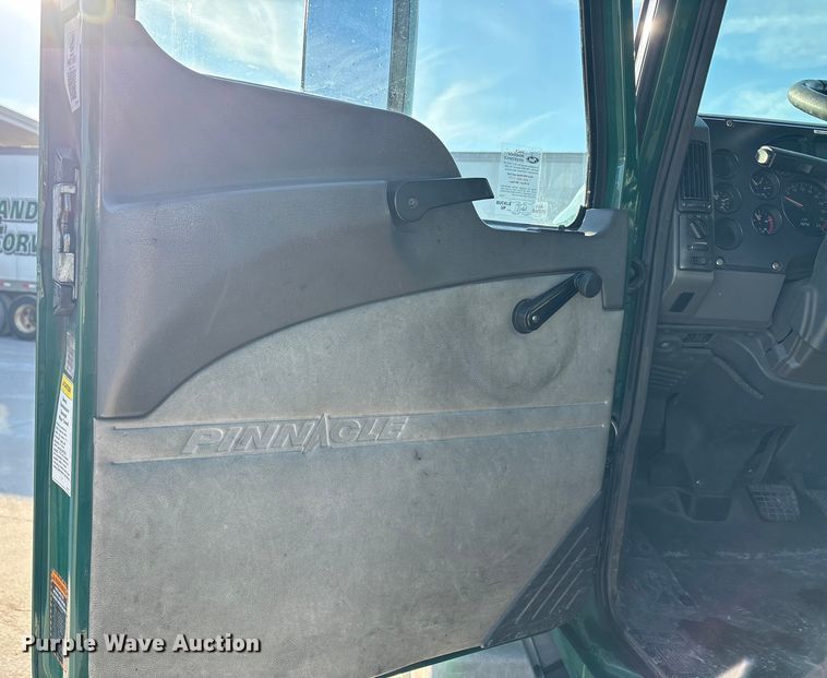 image for item FG1023 2016 Mack CXU613 semi truck