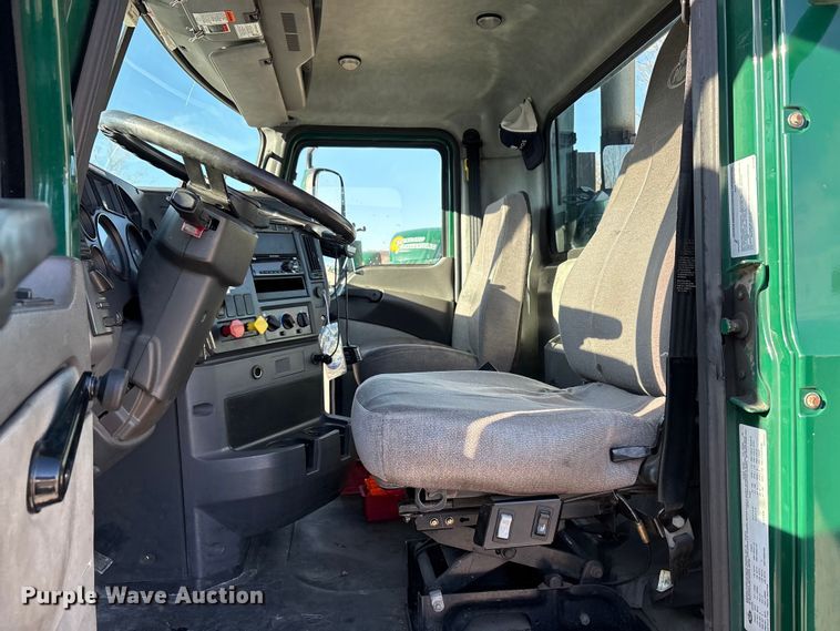 image for item FG1023 2016 Mack CXU613 semi truck