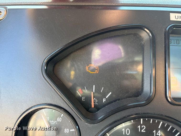 image for item FG1023 2016 Mack CXU613 semi truck