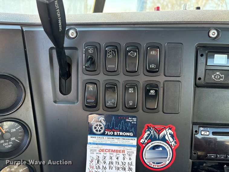 image for item FG1023 2016 Mack CXU613 semi truck