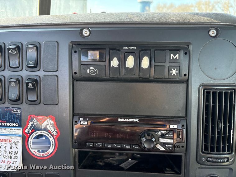 image for item FG1023 2016 Mack CXU613 semi truck