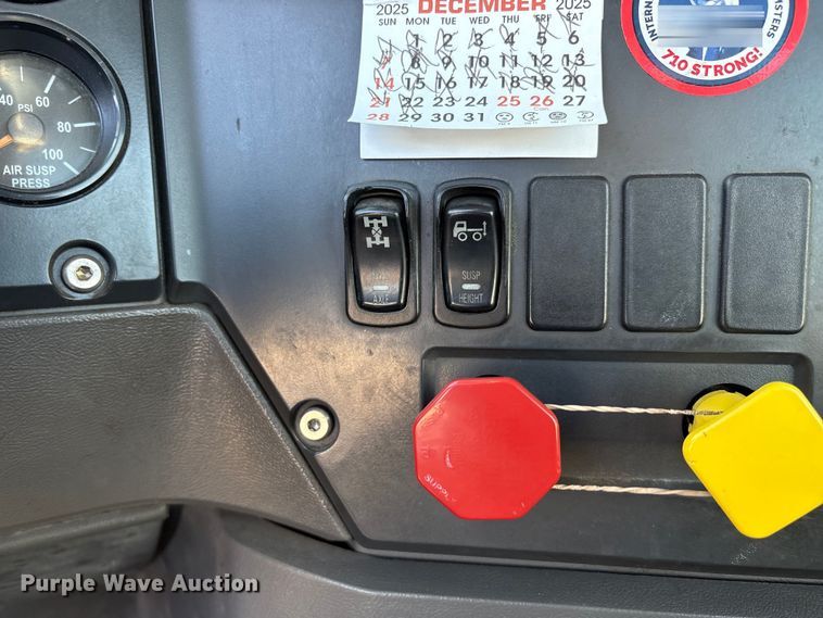 image for item FG1023 2016 Mack CXU613 semi truck