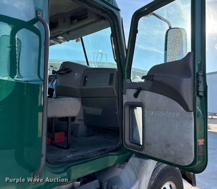 image for item FG1023 2016 Mack CXU613 semi truck