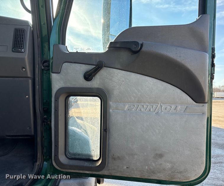 image for item FG1023 2016 Mack CXU613 semi truck