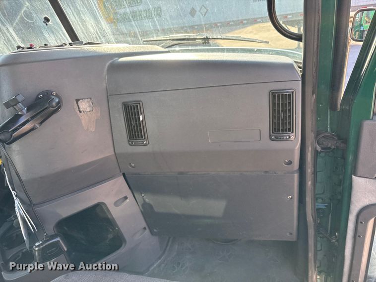 image for item FG1023 2016 Mack CXU613 semi truck