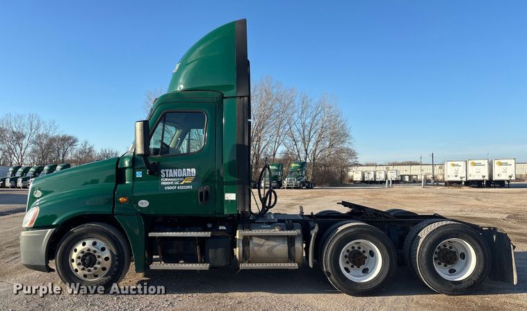 image for item FG1024 2017 Freightliner Cascadia 125 semi truck