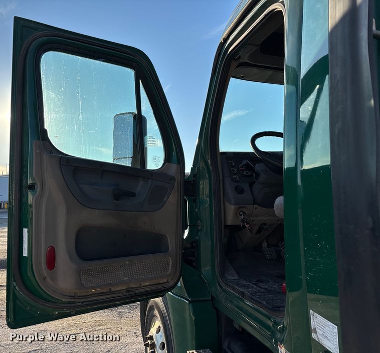image for item FG1024 2017 Freightliner Cascadia 125 semi truck