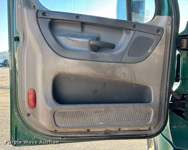 image for item FG1024 2017 Freightliner Cascadia 125 semi truck