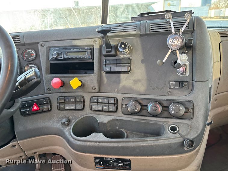 image for item FG1024 2017 Freightliner Cascadia 125 semi truck