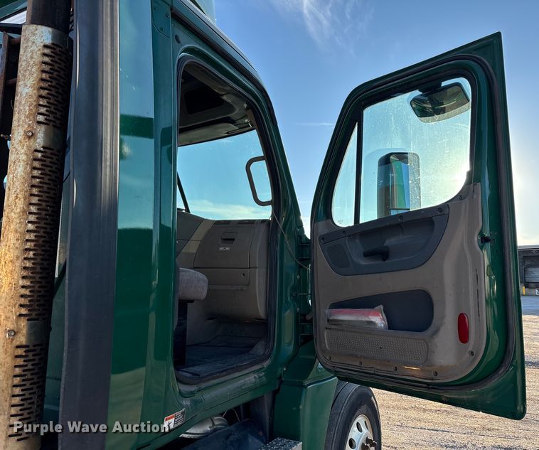 image for item FG1024 2017 Freightliner Cascadia 125 semi truck