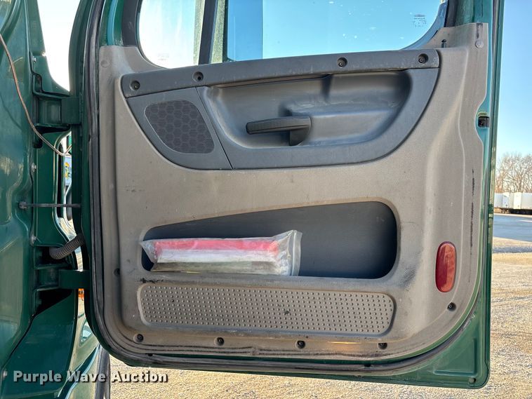 image for item FG1024 2017 Freightliner Cascadia 125 semi truck