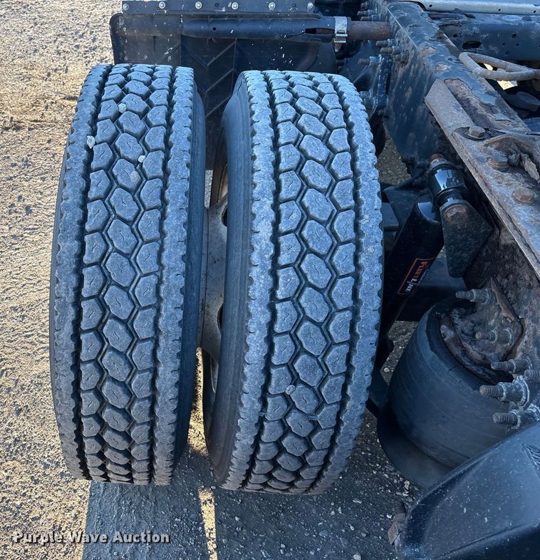 image for item FG1024 2017 Freightliner Cascadia 125 semi truck