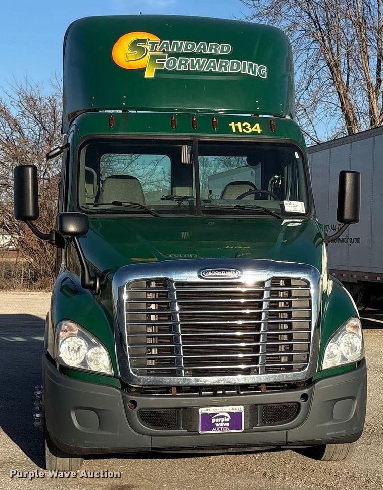 image for item FG1025 2017 Freightliner Cascadia 125 semi truck