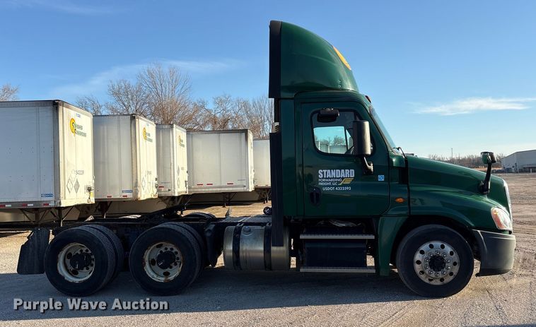 image for item FG1025 2017 Freightliner Cascadia 125 semi truck