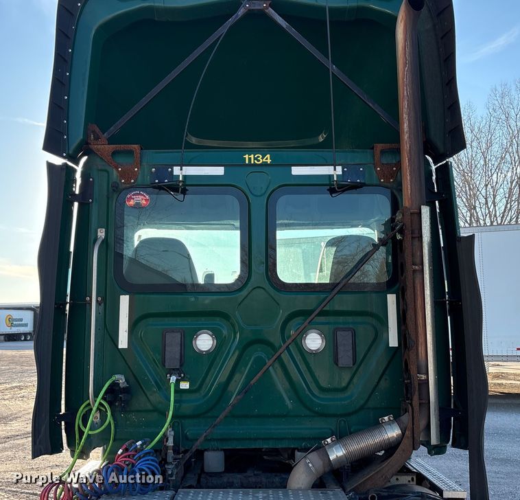 image for item FG1025 2017 Freightliner Cascadia 125 semi truck