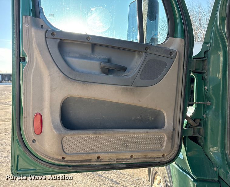 image for item FG1025 2017 Freightliner Cascadia 125 semi truck