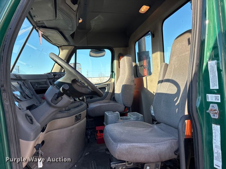 image for item FG1025 2017 Freightliner Cascadia 125 semi truck