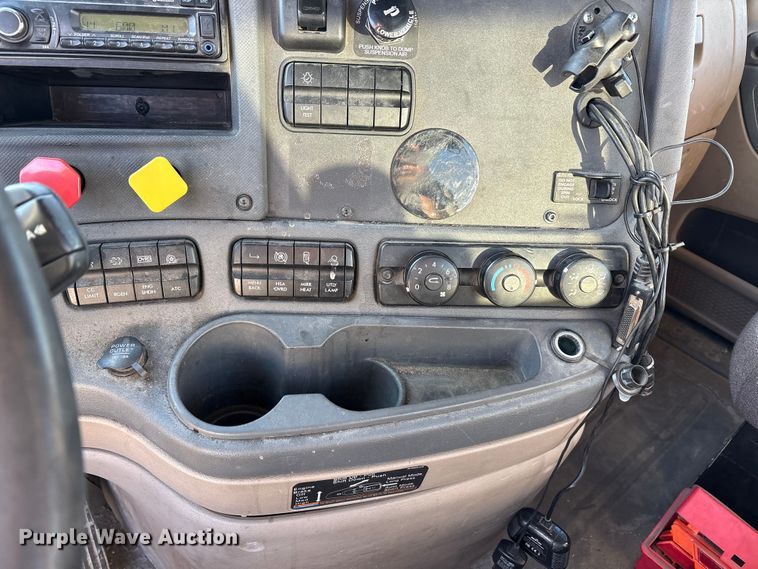 image for item FG1025 2017 Freightliner Cascadia 125 semi truck