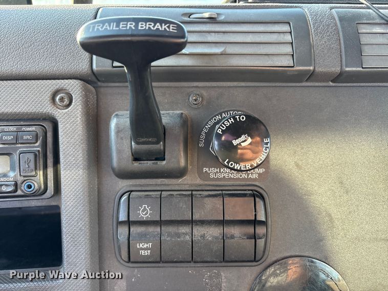 image for item FG1025 2017 Freightliner Cascadia 125 semi truck