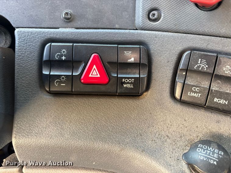 image for item FG1025 2017 Freightliner Cascadia 125 semi truck