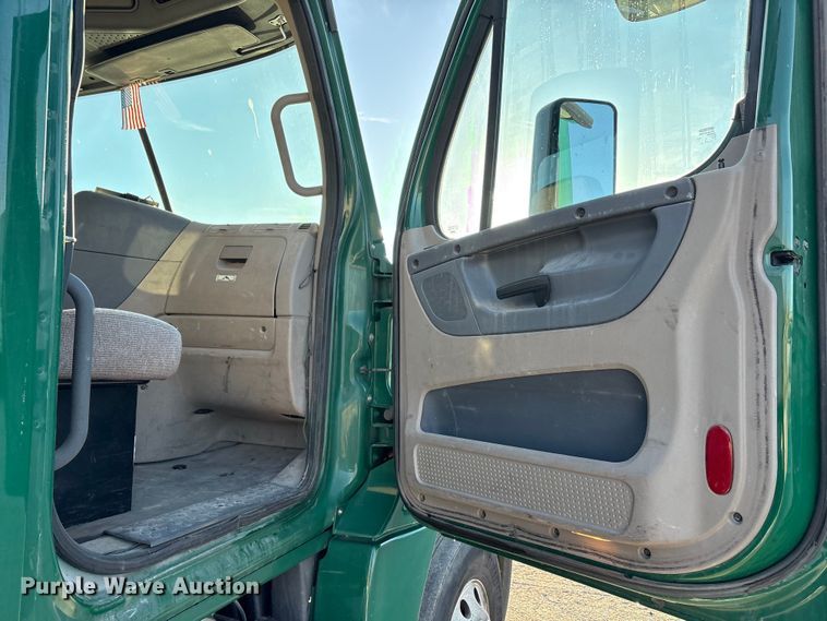 image for item FG1025 2017 Freightliner Cascadia 125 semi truck