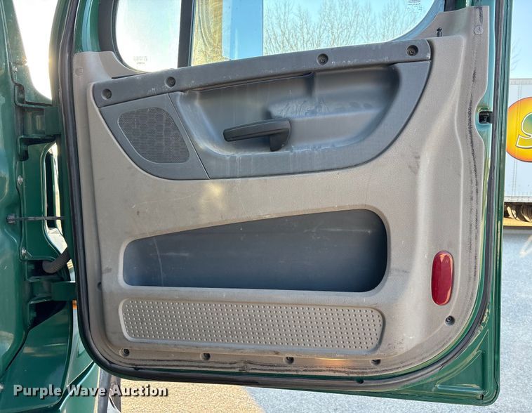 image for item FG1025 2017 Freightliner Cascadia 125 semi truck