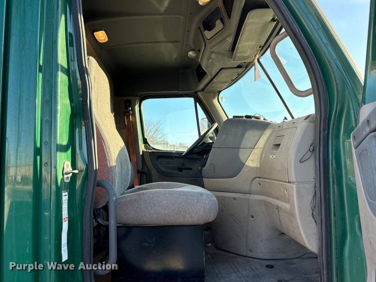 image for item FG1025 2017 Freightliner Cascadia 125 semi truck