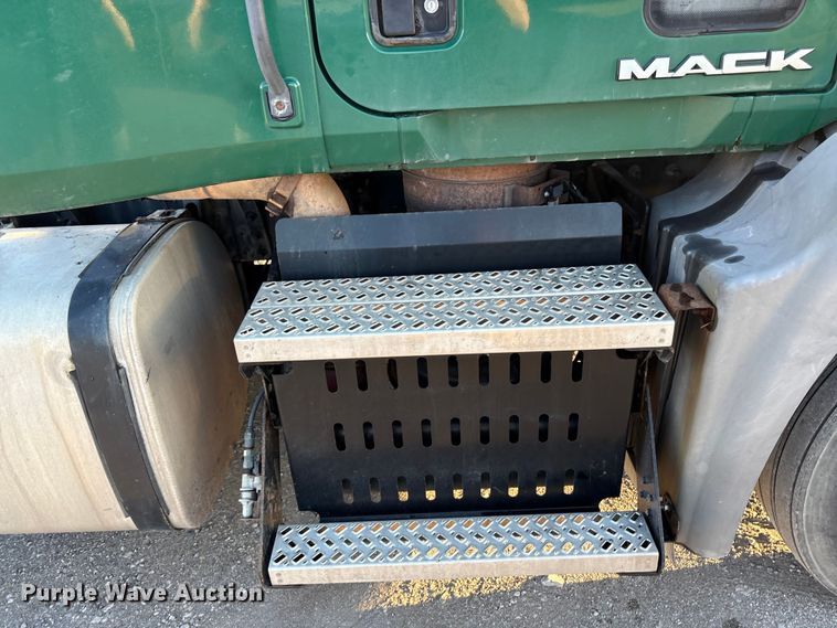 image for item FG1026 2016 Mack CXU semi truck