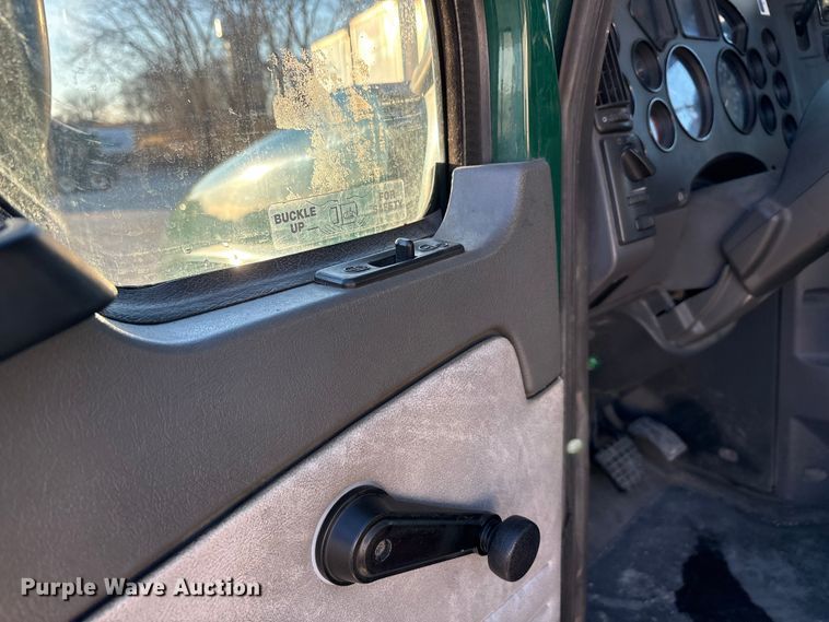 image for item FG1026 2016 Mack CXU semi truck