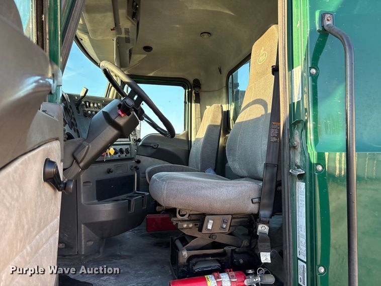 image for item FG1026 2016 Mack CXU semi truck