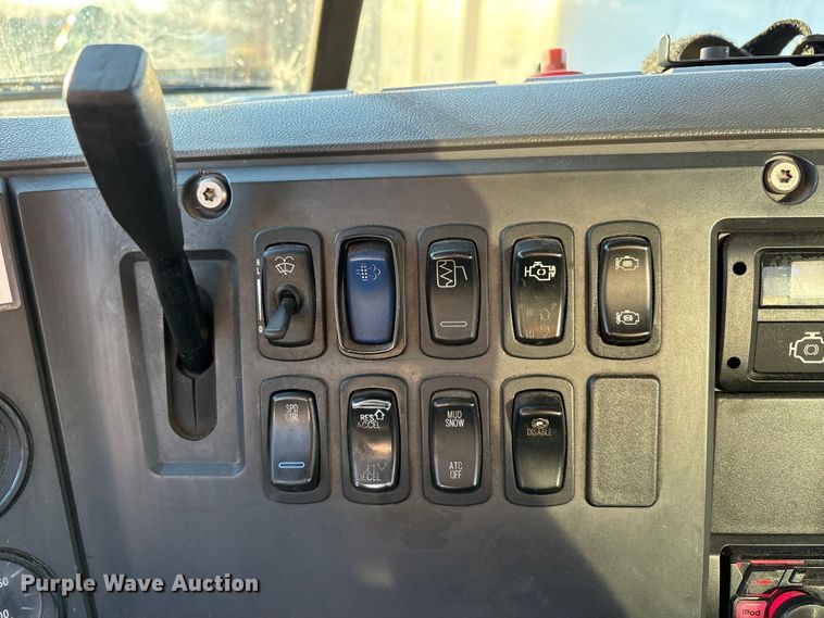 image for item FG1026 2016 Mack CXU semi truck