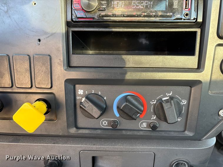 image for item FG1026 2016 Mack CXU semi truck