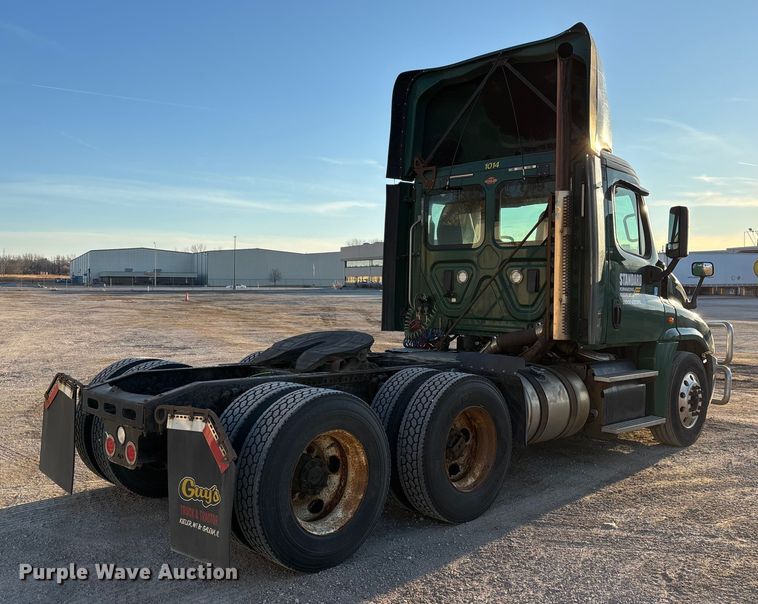 image for item FG1027 2017 Freightliner Cascadia 125 semi truck