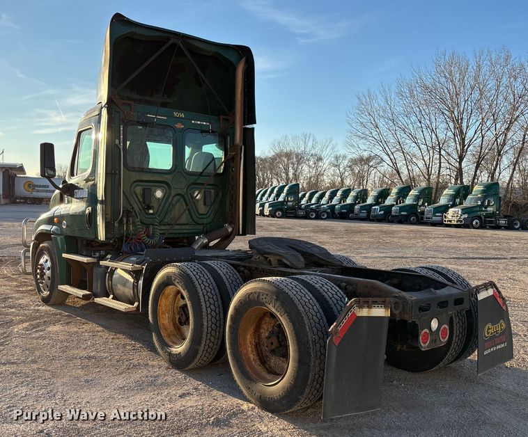 image for item FG1027 2017 Freightliner Cascadia 125 semi truck