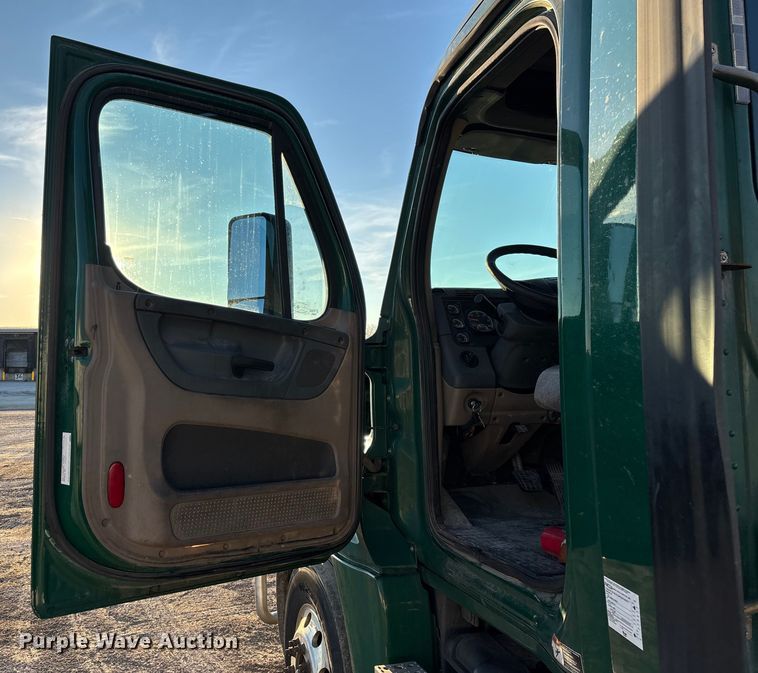 image for item FG1027 2017 Freightliner Cascadia 125 semi truck