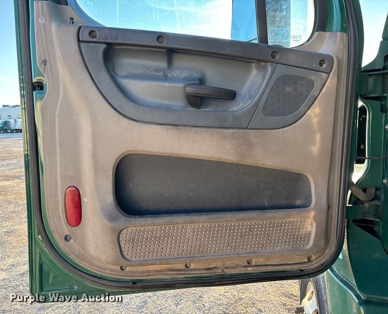 image for item FG1027 2017 Freightliner Cascadia 125 semi truck