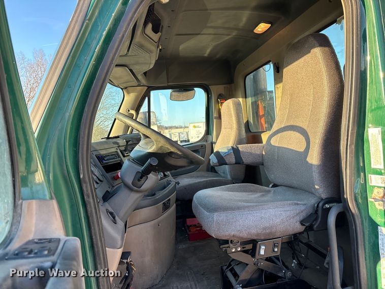 image for item FG1027 2017 Freightliner Cascadia 125 semi truck