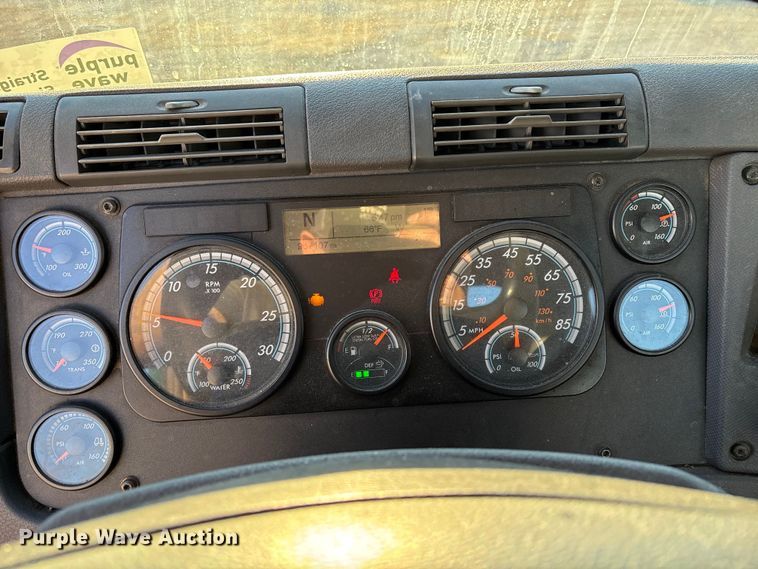 image for item FG1027 2017 Freightliner Cascadia 125 semi truck