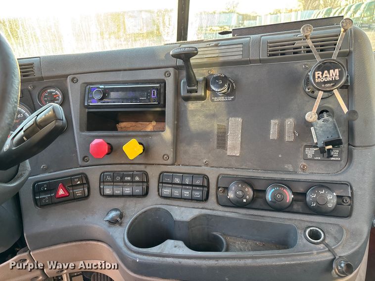 image for item FG1027 2017 Freightliner Cascadia 125 semi truck