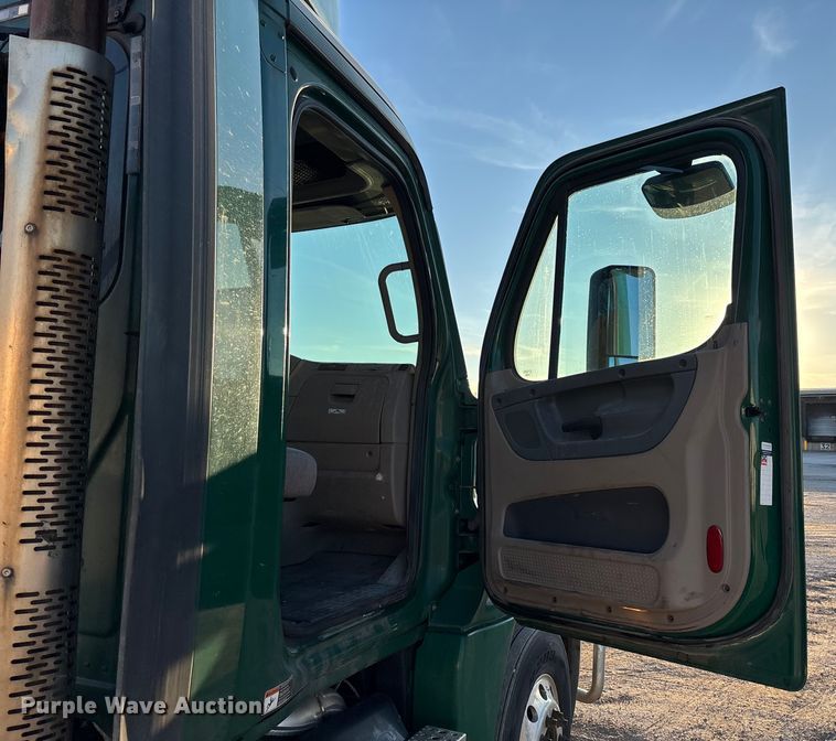 image for item FG1027 2017 Freightliner Cascadia 125 semi truck