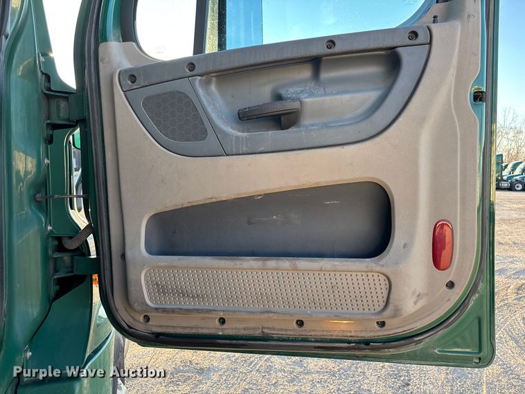 image for item FG1027 2017 Freightliner Cascadia 125 semi truck