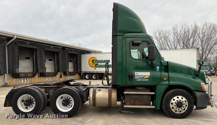 image for item FG1028 2017 Freightliner Cascadia 125 semi truck